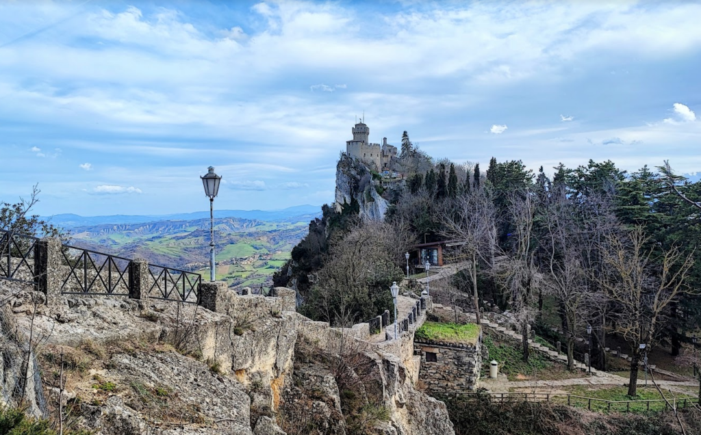 Falesia druga z trzech wież w San Marino.
