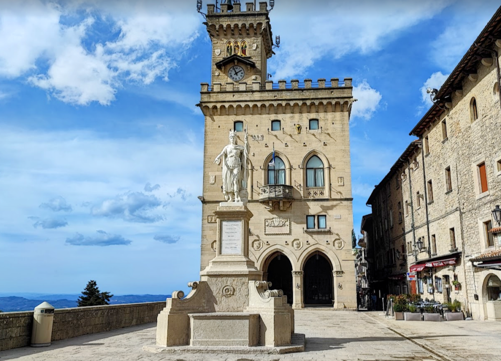 Plac Wolności w centralnej części San Marino.