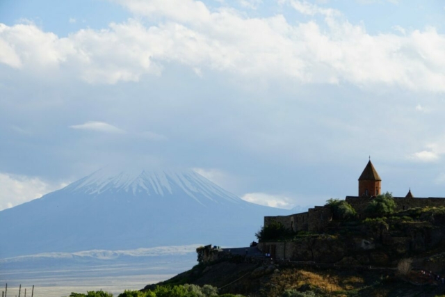 Klasztor Khor Virap z świętą górą Ararat w tle