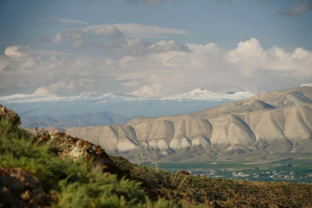 Widok na góry z klasztoru Khor Virap