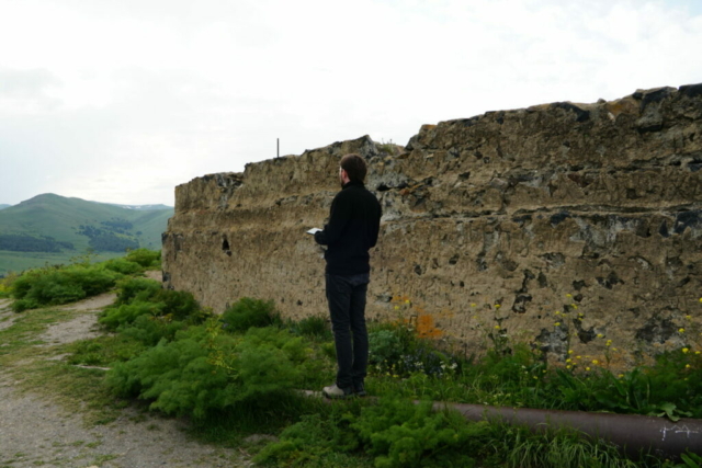 Ja podziwiający panoramę na jezioro Sewan
